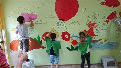 Fresque Murale Pensée Et Peinte Par Les Enfants Dans La Cantine De Lécole