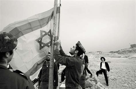 Die flagge ist in den panarabischen farben weiß, schwarz, grün und rot gehalten. Der Israel-Palästina-Konflikt: Zwei Staaten - eine Heimat ...