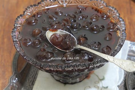 Confiture de raisins rouges entiers pour la dégustation à la cuillère