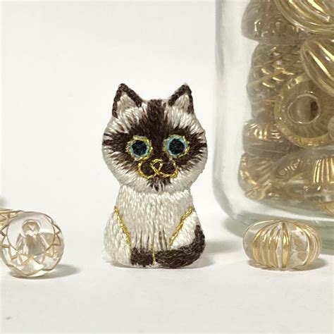 おすわりしたシャム猫の刺繍ブローチorイヤリング ハンドメイド Kagisippo7 新作 Minne 日本最大級のハンドメイド・手作り通販サイト