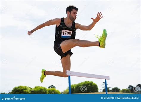 El Atleta Que Salta Sobre El Obst Culo Foto De Archivo Imagen De Atletismo Deportes