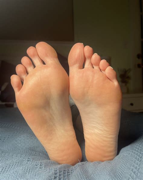 𝐆𝐨𝐝𝐝𝐞𝐬𝐬 𝐏𝐞𝐚𝐜𝐡𝐲 👑🍑 On Twitter Give In Gooner You Cant Escape Your Addiction For My Soles