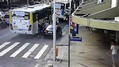 O cão que fuma Grupo de 30 pessoas invade ônibus em Copacabana na