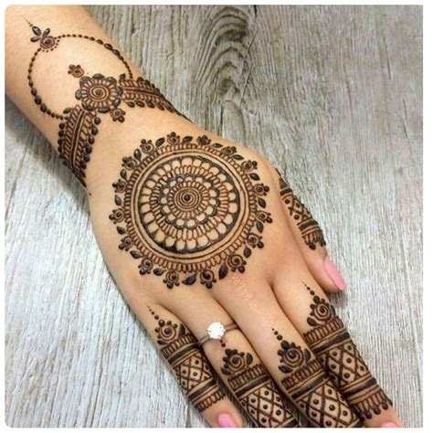 Latest Round Tikki Mehndi Designs For Beautiful Hands