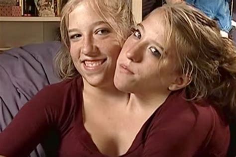 For those who don't know about these two sisters, though, abigail and brittany hensel are a set of conjoined twins that share a body but have two separate heads. Abby et Brittany Hensel : Ce que vous ignorez sur les célèbres sœurs siamoises