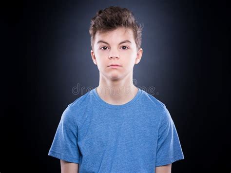 Dichte Omhooggaande Portret Van De Tiener Het Ernstige Jongen Op Blauw