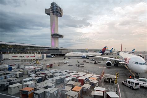 Delta Airlines Worker Killed In Tug Accident At Jfk Airport
