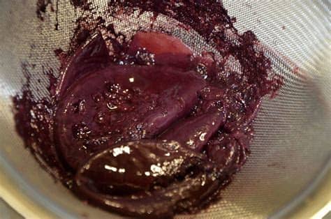 No conviene sobrepasar estos tiempos puesto que es muy difícil que consigamos conservar el vino tan bien como lo hacen en las bodegas. Vinagre casero de vino tinto