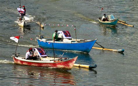 Nelayan Ikuti Balap Perahu Tradisional Di Pantai Losari Makassar