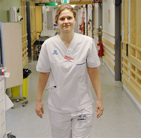 hon är erfaren akutläkare och utbildar sig nu till sjuksköterska
