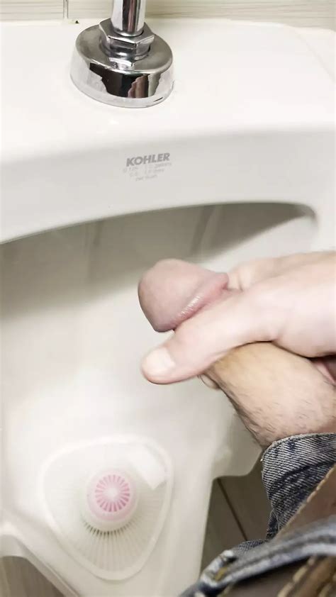 在公共浴室里撒尿 软鸡巴到硬快插 Xhamster