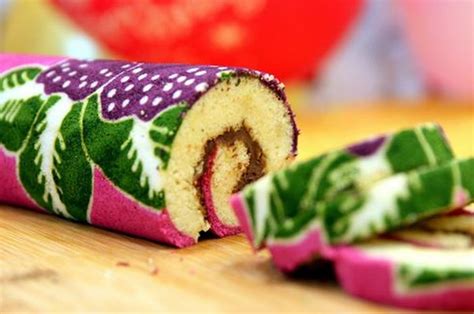 Rye is its most important ingredient, coloring the cake light brown. Viral di Singapura, Bolu Gulung Batik Tak Dilirik ...