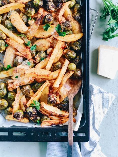 Traybake harissakip met aardappel en spruitjes
