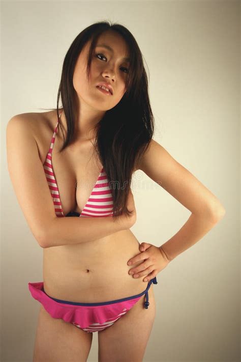 Mooie Aziatische Vrouw Die Oorbescherming Draagt Stock Foto Image Of Betoverend Achtergrond