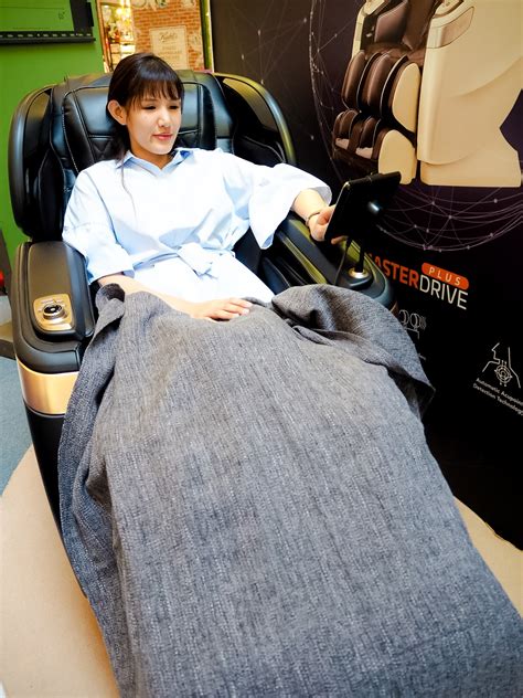 Ogawa master drive plus combines the chiropractic and spinal therapy protocols into the massage mechanism to encourage better flexibility as well as other general health improvements. Ogawa Master Drive Plus Review - Jia Shin Lee