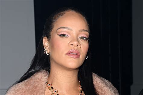 Il Cambio Look Di Rihanna Dopo Il Parto Torna Al Lavoro Con Gli