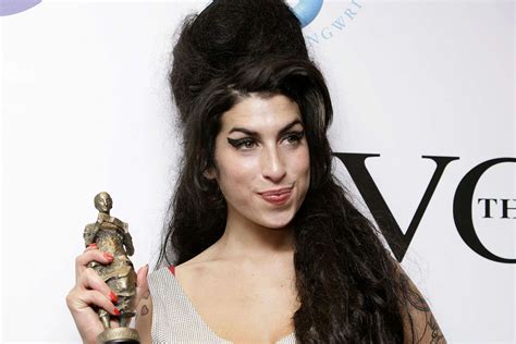 Amy Winehouses Father Hints Singers Unheard Early Music Will Be Released