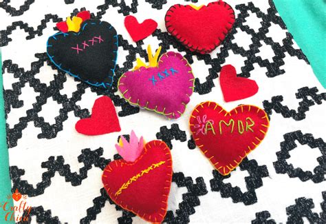 Stitched Felt Hearts The Crafty Chica Felt Hearts Felt Crafts