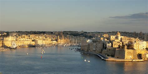 Malta, island country located in the central mediterranean sea with a close historical and cultural connection to both europe and north africa, lying some 58 miles (93 km) south of sicily and 180 miles. Kinderweltreise ǀ Malta - Land