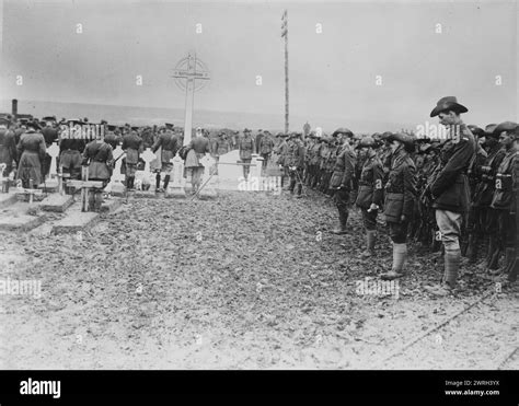 Australian soldiers praying hi-res stock photography and images - Alamy
