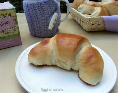 Il tuorlo che avanza lo dovete mettere da. brioche morbidissime con gocce di cioccolato