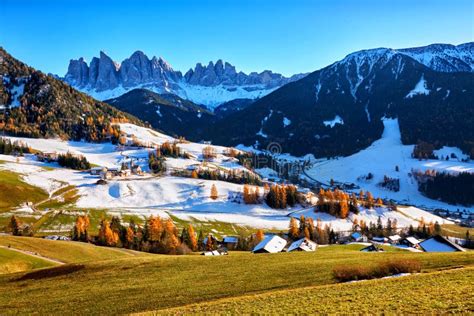 Vue Panoramique De Village De St Maddalena Dolomites Italie Image