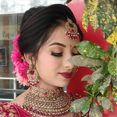 Pin By Bhagyashree Chaudhari On Makeup Photos Indian Wedding Photography Poses Bridal Makeup