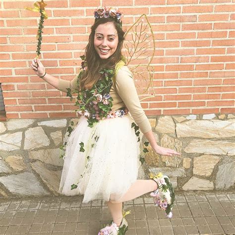 Este hecho condiciona también la apertura de la puerta, mientras que una se abre fácilmente tirando de la aldabilla , en la otra existe una cerradura, que el lobo abre y caperucita se extraña. Disfraz hada del bosque | Disfraz de hada del bosque ...