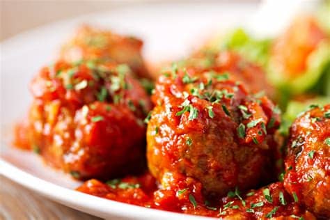 Licúa los tomates con el chipotle y ajo. como preparar albondigas jugosas y tiernas | CocinaDelirante