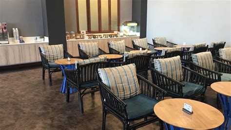 I found the lack of variety in terms of seating to be boring, and wish they had mixed it up at least a little bit with dining tables, day beds, etc. Review: Bangkok Airways Lounge Siem Reap - was bietet die ...