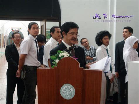 เมื่อวานตอนเย็น รศ.อัศวิณีย์ ได้เข้าไปหอนิทรรศการศิลปวัฒนธรรมในฐานะคณบดีวิจิตรศิลป์ เพื่อดูความพร้อมของสถานที่ เตรียม. เส้น สี...จินตนาการ: ผลการตัดสินการประกวดศิลปกรรมเด็กและเยาวชนแห่งชาติ ครั้งที่ 6