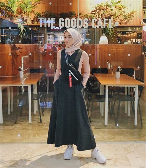 Inspirasi ootd hijab dress untuk tampil casual berikutnya adalah dengan menggunakan stripe blouse dengan detail dibagian lengan yang kemudian dipadukan dengan model vest dress. 50+ Style OOTD Hijab Rok Casual, Simple, Kekinian, dan Remaja