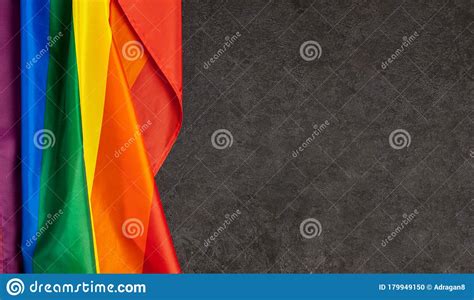 bandera arco iris del orgullo lgbt fondo negro foto de archivo imagen de bisexual igualdad