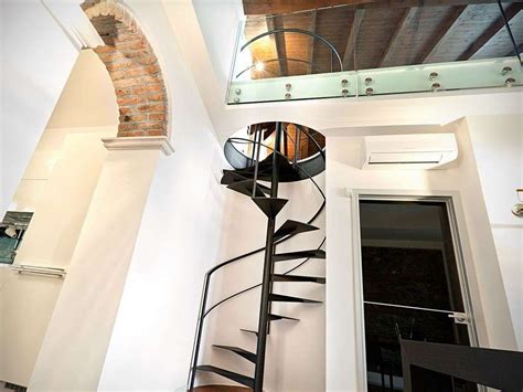 La più diffusa è la cameretta salvaspazio per bambini con letto a castello. Scale salvaspazio | Scala a chiocciola, Scale, Scale interne