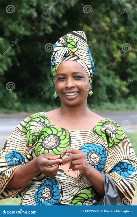tanzania för africa manyarastående kvinna redaktionell arkivfoto bild av folk afrika 14825533