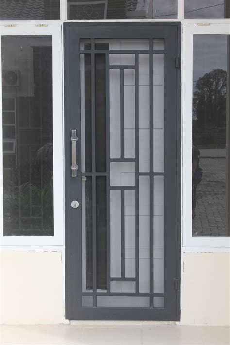 Pintu berfungsi sebagai jalan untuk keluar masuk rumah. modelrumahminimalis-2016: Contoh Pintu Besi Minimalis Images