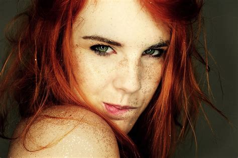 Redhead Green Eyes Looking At Viewer Sand Women Face Glitter Wallpaper Coolwallpapers Me