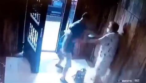 Indignación Por El Video De Un Ladrón Golpeando A Una Ancianita