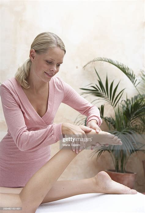 Young Woman Lying On Treatment Table Receiving Foot Massage Stock Foto