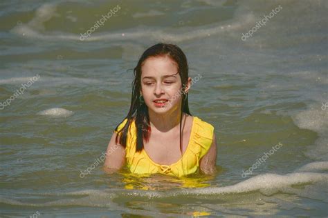 Una chica en el mar El retrato de la joven Arena de vacaciones de verano adolescente Día