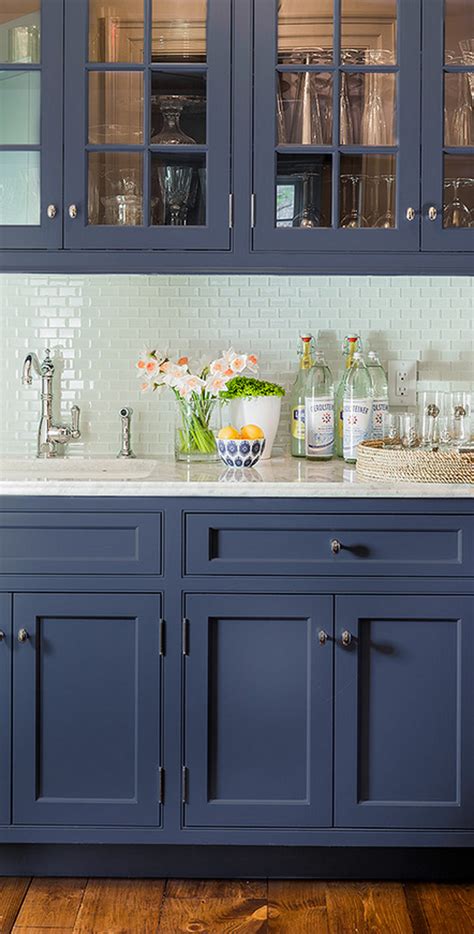 From cyan to cobalt, blue kitchen cabinets add a splash of distinction to cooking spaces full of neutral tones. Beautiful Blue Farmhouse Kitchens that Will Inspire You ...