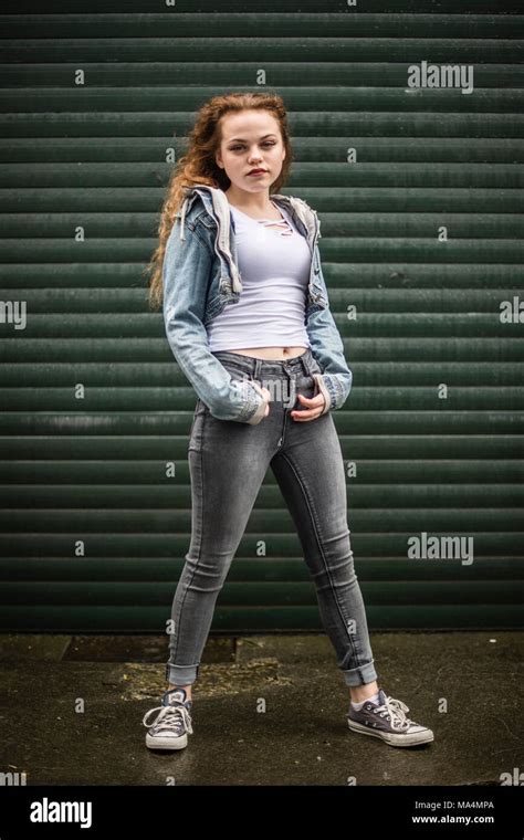 Mädchen Banden In Großbritannien Eine Volle Länge Bild Eines Moody Zu