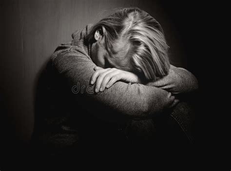 Mujer En La Depresión Y La Desesperación Que Llora En Oscuridad Negra