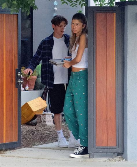 Spider Man Tom Holland And Mj Zendaya Kissing In Los Angeles