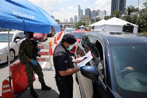 Malaysia is bracing itself for a lockdown for two weeks as its government fights to bring down a spiraling number of coronavirus cases. Nationwide lockdown, idineklara sa Malaysia dahil sa ...