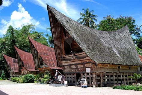 Rumah adat suku batak di daerah sumatera utara namanya rumah bolon atau sering disebut dengan rumah gorga. Billy Jhon Damanik: The charm of Lake Toba