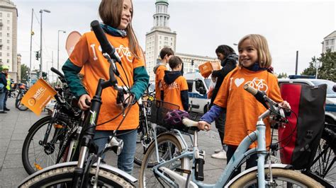 Kinder Fordern Auf Demos Kinderfreundlichen Stadtverkehr Welt