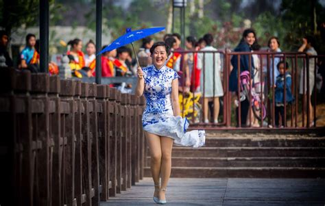 小县城走过一群穿旗袍的女性 好像时光穿越到了上个世纪20年代