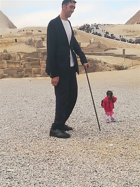 أطول رجل في العالم وأقصر امرأة يصلان إلى أهرامات الجيزة ويؤكدان انتظرنا هذه الزيارة منذ سنوات