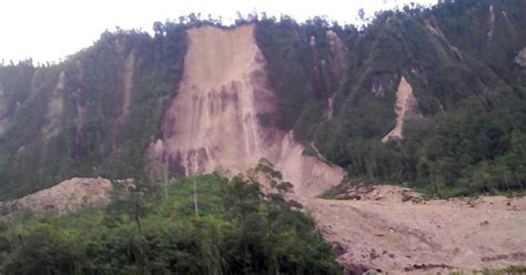 Strong Earthquake In Papua New Guinea Damages Buildings And Sparks